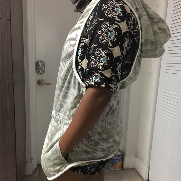 Brand New women's Tech hyper fuse vest hoodie... - Picture 2 of 4