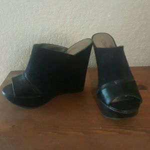 Wedge peep toe shoe