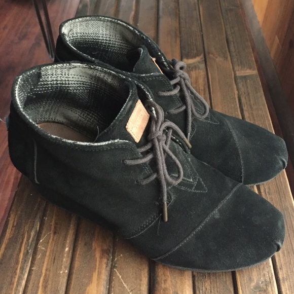 TOMS Desert Wedge in Black Suede