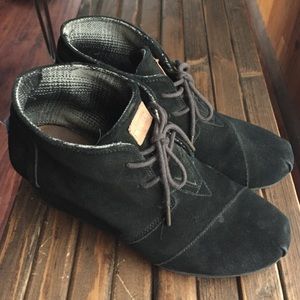 TOMS Desert Wedge in Black Suede