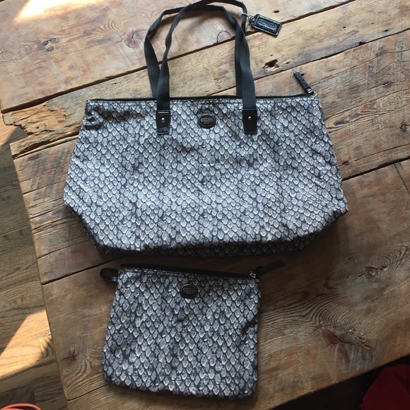 Coach Tote! With snap in additional zip up