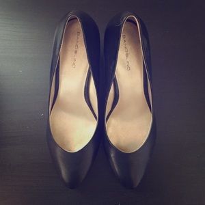 Great pair of black pumps. Worn once