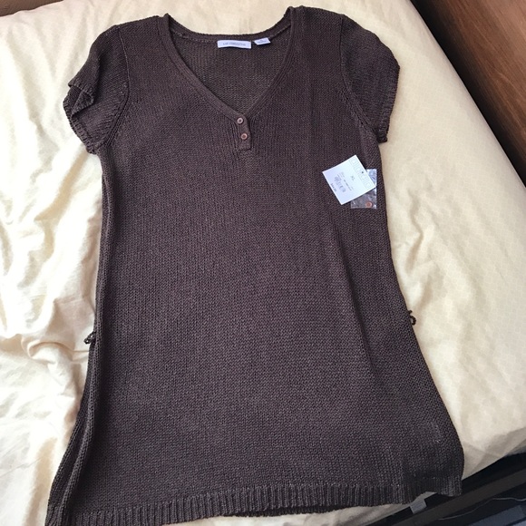 Brown short-sleeved sweater