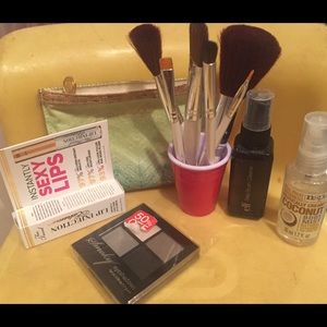 Make up bundle set including elf brushes