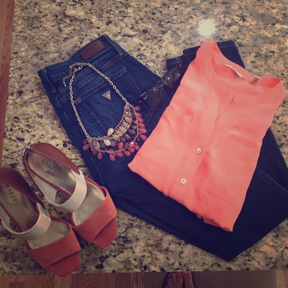 Mid rise power curvy Guess jeans.