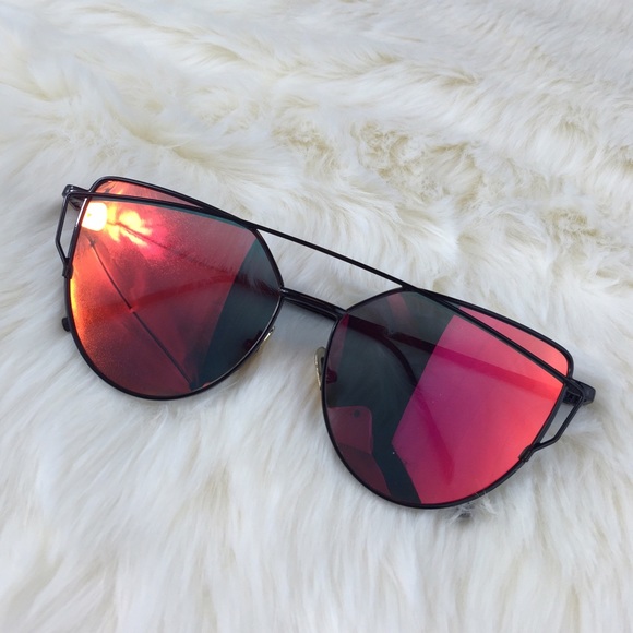 🚨LAST ONE🚨Red/Black Frame Sunglasses 🕶 - Picture 3 of 4