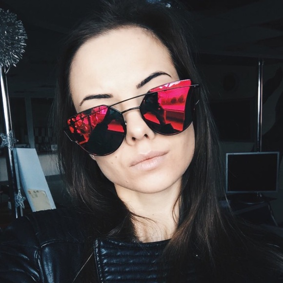 🚨LAST ONE🚨Red/Black Frame Sunglasses 🕶 - Picture 4 of 4