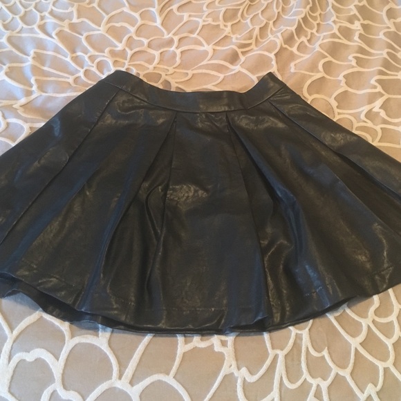 Black Faux leather skirt 💃 - Picture 3 of 3