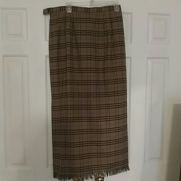 Long skirt w fringe at bottom