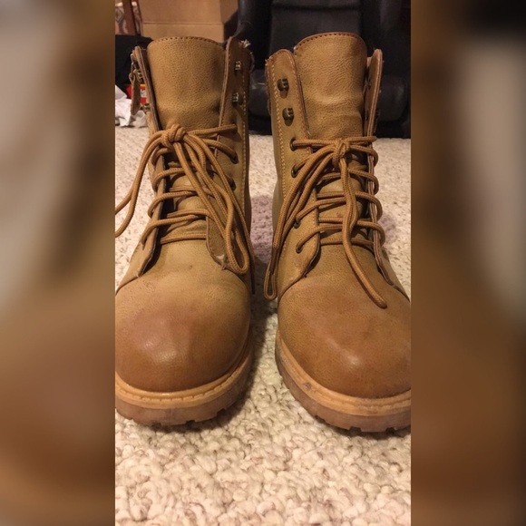 LIKE NEW fur lined mock Timberland