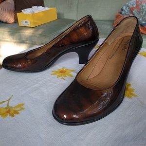 Softspots Salude 9.5N in Bronze Patent