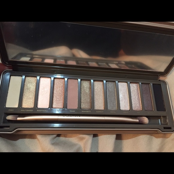 Urban Decay Naked 2 Eyeshadow new with box - Picture 2 of 3