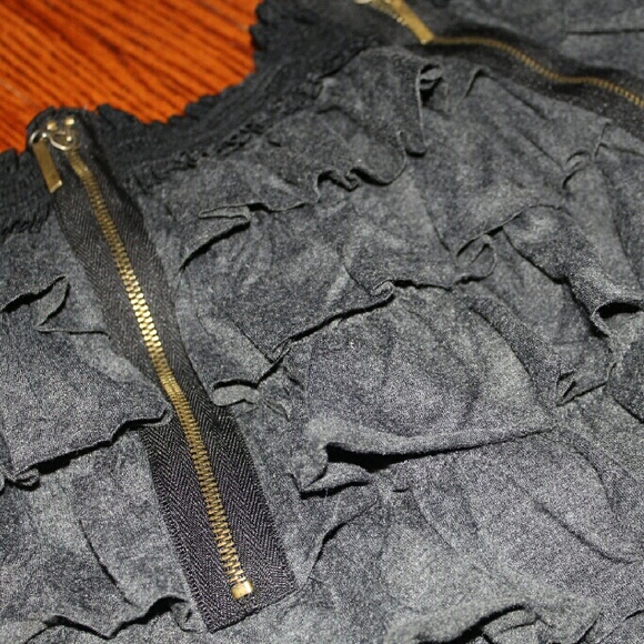 GRAY RUFFLE AND ZIPPER MINI SKIRT - Picture 3 of 3