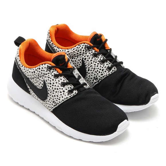 Nike Shoes - Nike Roshe One Safari