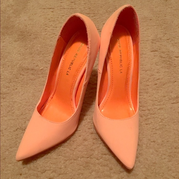 NWOT Peach Heels