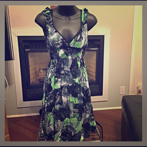 jon and anna Dresses & Skirts - 🖤💚Floral Dress💚🖤