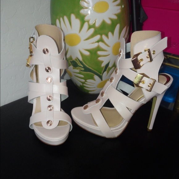 Shoe dazzle white summer high heel pumps