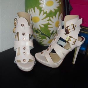 Shoe dazzle white summer high heel pumps