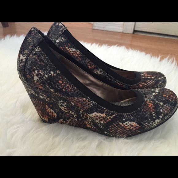 BCBG generation snakeskin wedges