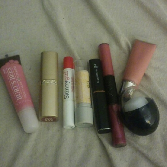 **SOLD ON ♏* Makeup Bundle 😘😘