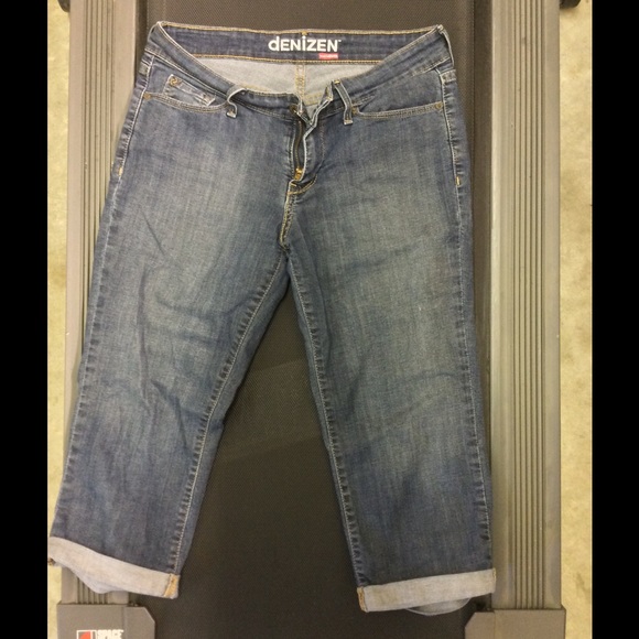 Levis Capris - Picture 1 of 3