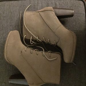 Tan suede heeled booties!
