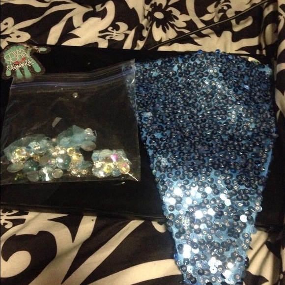 Turquoise sequins gown - Picture 3 of 3