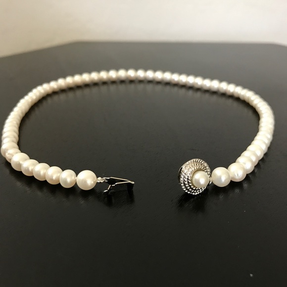 White fresh water pearl necklace - Picture 2 of 4