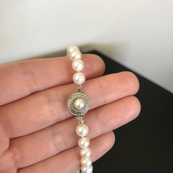 White fresh water pearl necklace - Picture 3 of 4