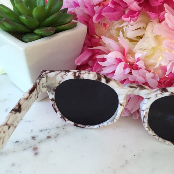 "Lexie" Sunglasses || White Marble & Silver Mirror - Picture 2 of 6