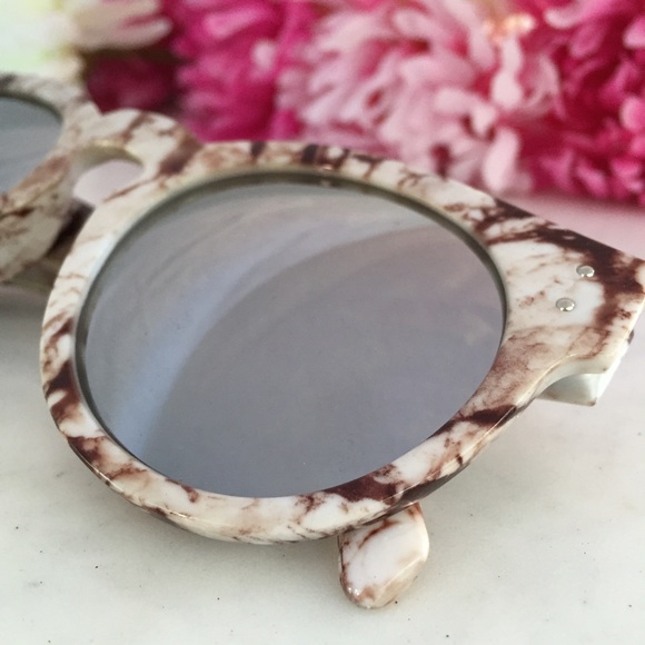 "Lexie" Sunglasses || White Marble & Silver Mirror - Picture 4 of 6