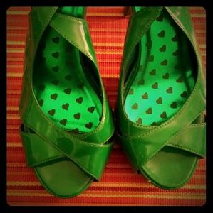 Kelly green peep-toed heels