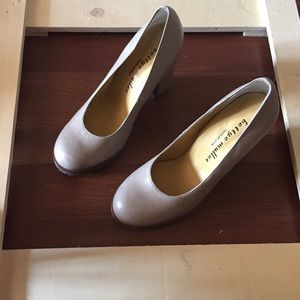 Bettye Muller off white/ Creme leather pumps