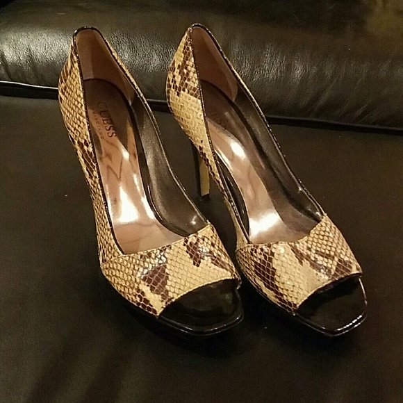 GUESS pumps