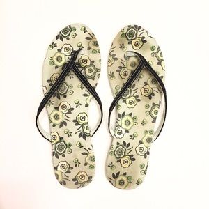 Gap green flip flops with flower pattern