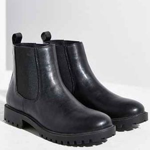 Urban Outfitters Chelsea boot 9
