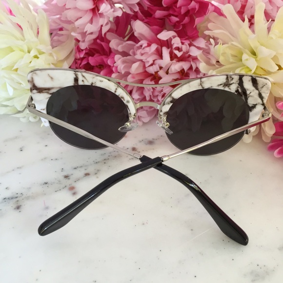 "Eliza" Sunglasses || White Marble & Silver Mirror - Picture 2 of 7