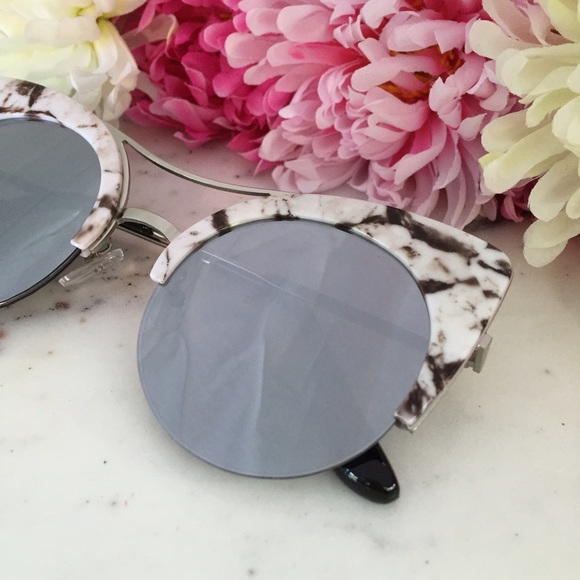 "Eliza" Sunglasses || White Marble & Silver Mirror - Picture 3 of 7