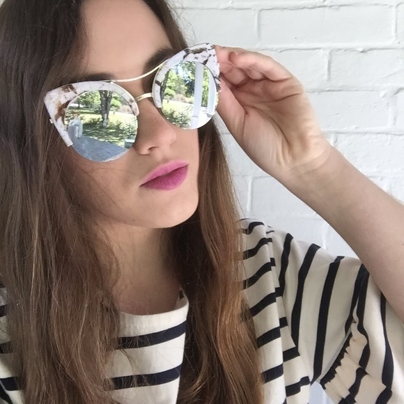 "Eliza" Sunglasses || White Marble & Silver Mirror - Picture 4 of 7