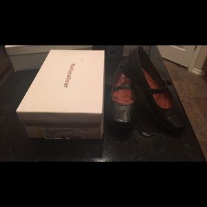 Size 6 1/2 M. Brand new