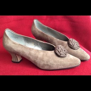 Vintage Caressa Low Suede Pump w/Rosette 7.5