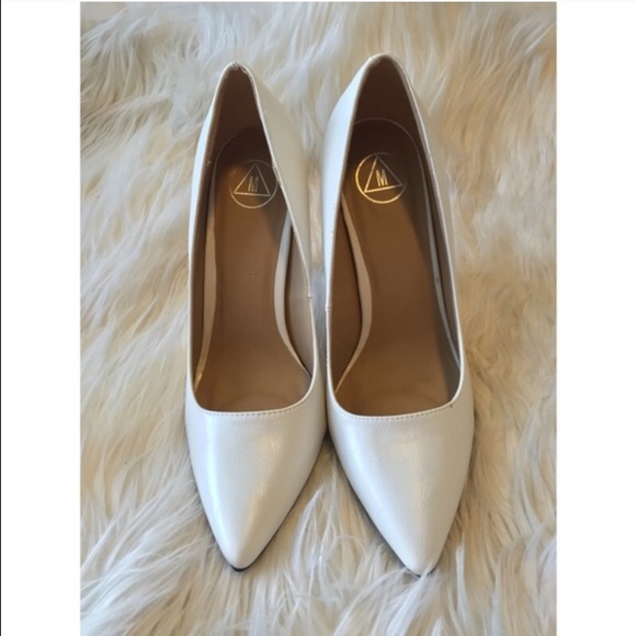 Misguided white pumps