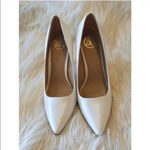 Misguided white pumps