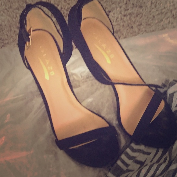 Size 5 and 1/2 black heels 👠