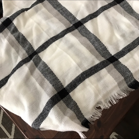 Black & White Plaid Blanket Scarf - Picture 2 of 2