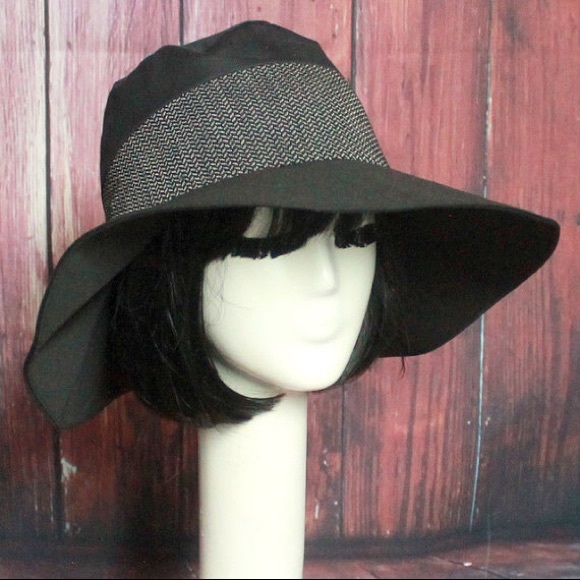 Black floppy sun hat