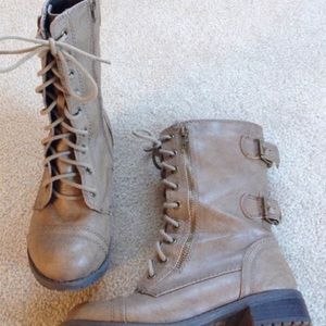 New without box tan combat boots sz8