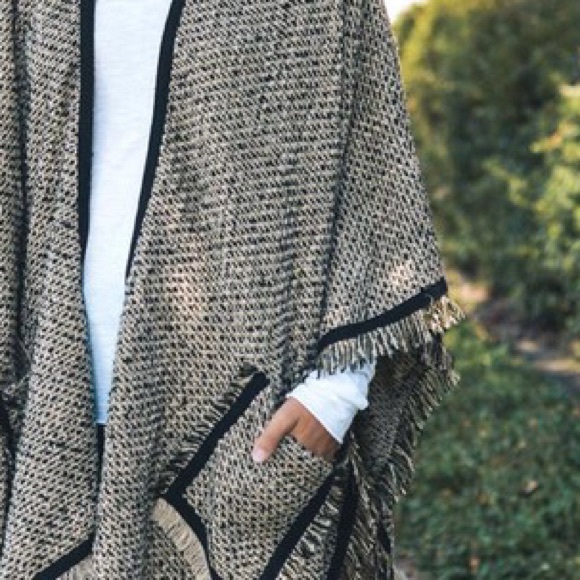Tweed Ruana/Poncho with pockets - Picture 2 of 3