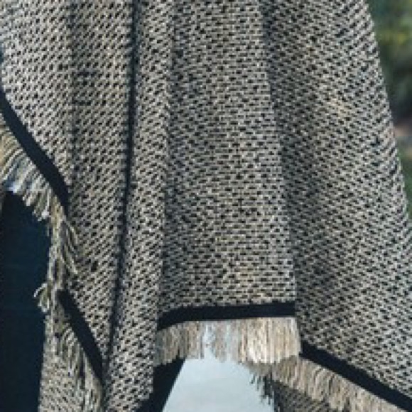 Tweed Ruana/Poncho with pockets - Picture 3 of 3