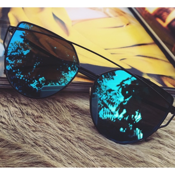 Blue Mirrored Sunglasses - Picture 3 of 4